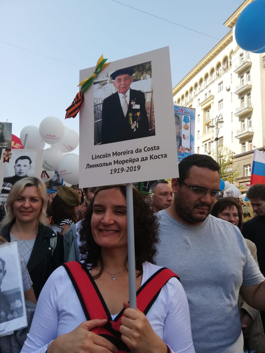 Gabriele Guadagnin participa desfile do Dia da Vitória em Moscou na Rússia em 2019 em Moscou com a foto o avô Lincoln Moreira da Costa