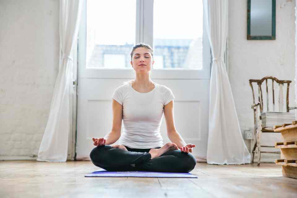 Mulher meditando