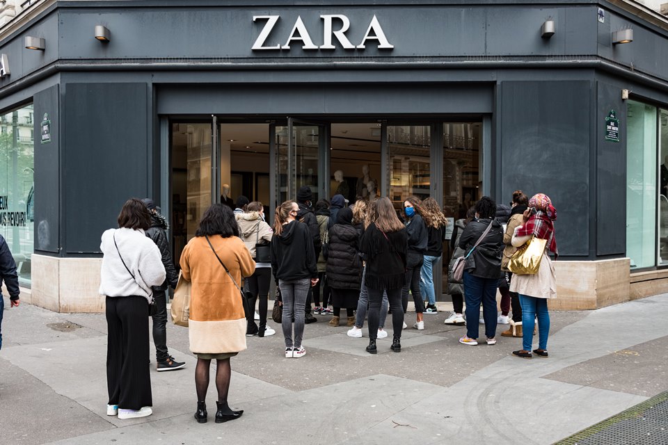 loja da Zara com pessoas na frente