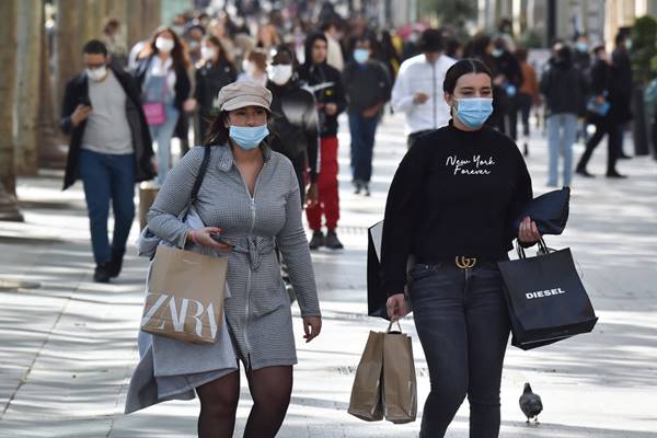 franceses com sacolas de compras na rua