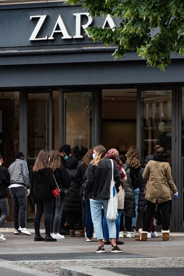 loja da Zara com pessoas na frente