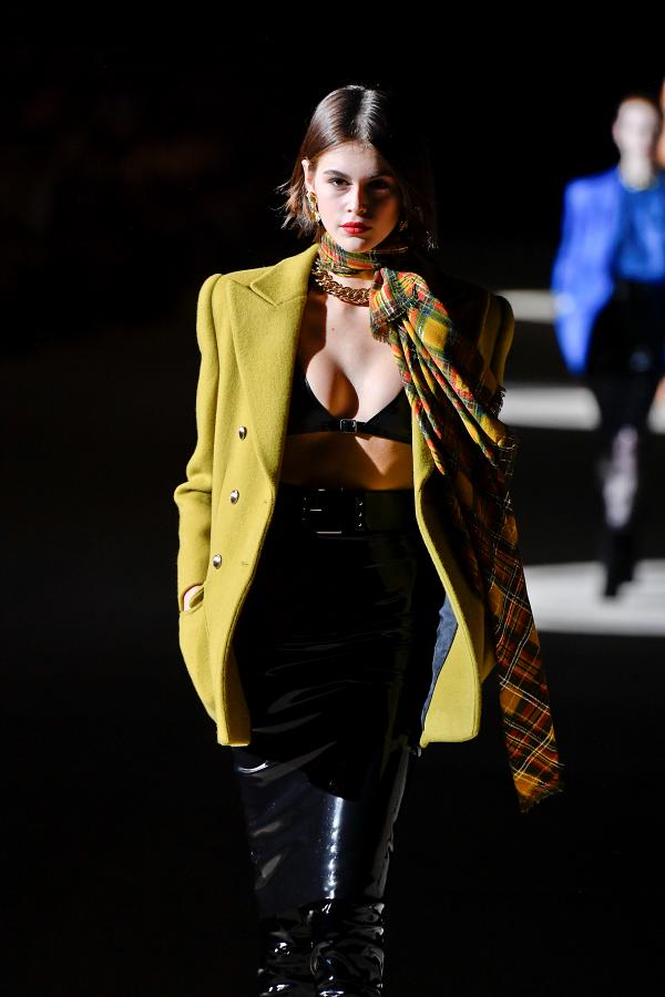 Desfile da Saint Laurent com Kaia Gerber