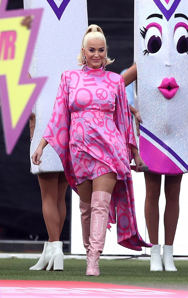 Katy Perry em performance na Austrália com vestido roxo estampado e botas