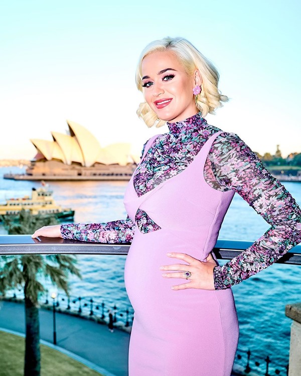 Katy Perry em Sydney com vestido lilás de detalhes florais