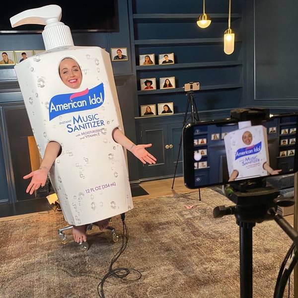 Katy Perry vestida de higienizador de mãos durante gravação do American Idol em casa