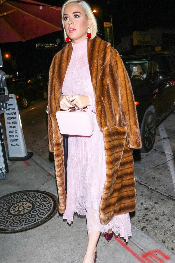 Katy Perry com casaco felpudo escondendo a gravidez comb olsa