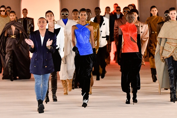 Olivier Rousteing e modelos na passarela em desfile da Balmain