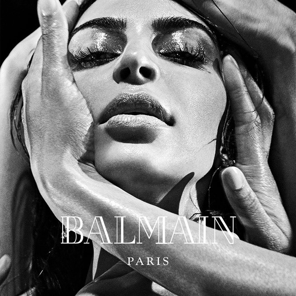 Kim Kardashian para Balmain em preto e branco