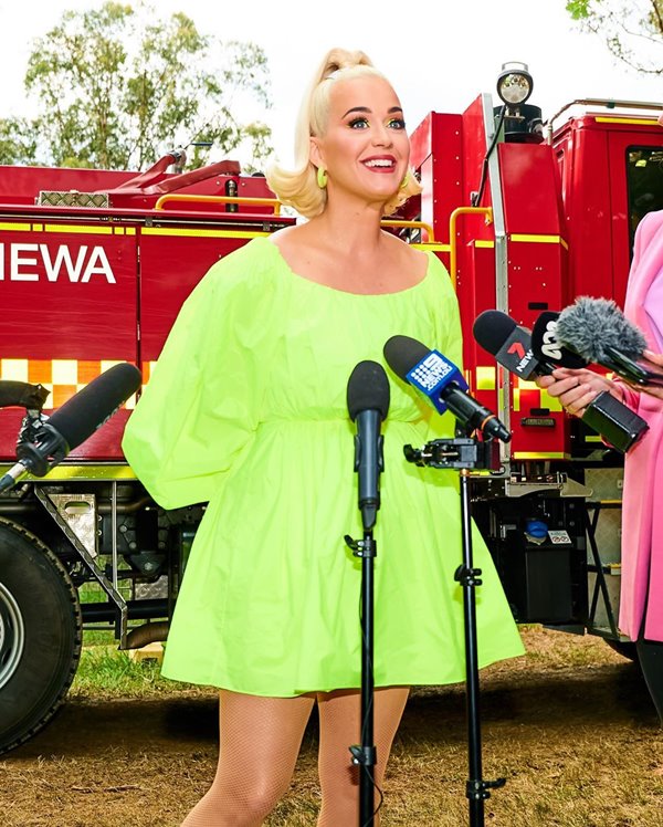 Katy Perry com vestido neon da Valentino