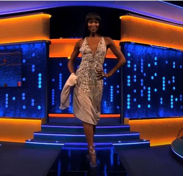 Naomi Campbell em programa com o sapato vivienne westwood 2013