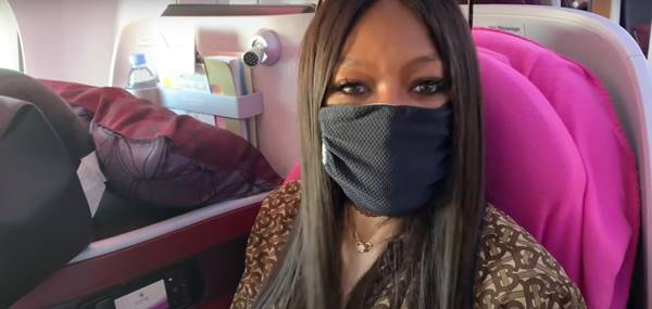 Naomi Campbell de máscara em viagem de avião