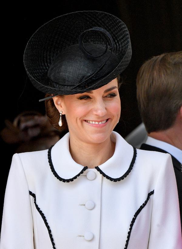 Kate Middleton usa brincos Collingwood 