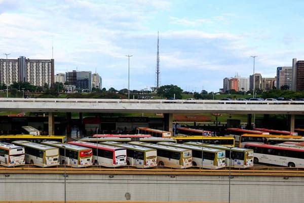 Dezenas de ônibus estacionados na Rodoviária