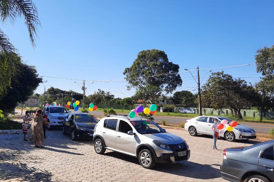 Carros e balões na rua