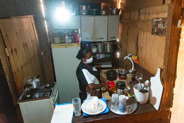 Dona de casa na cozinha