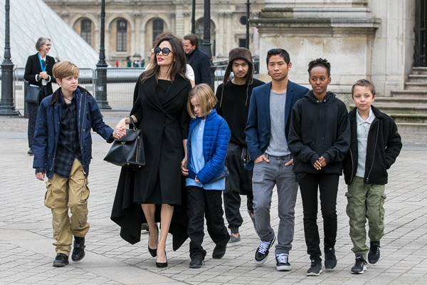 Angelina Jolie com os filhos em Paris