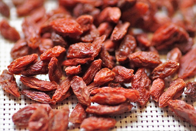 na foto, goji berries espalhadas 