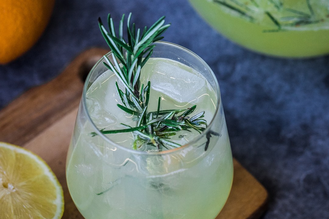 Drinque Rosemary Citrus Winter Spritzer