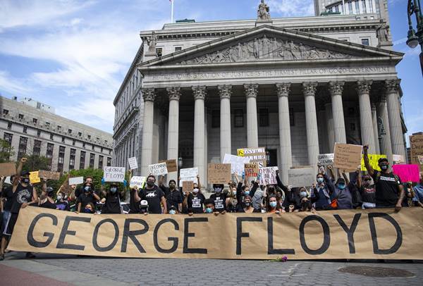 Manifestantes protestando contra a morte de George Floyd no dia 29 de maio em Nova York