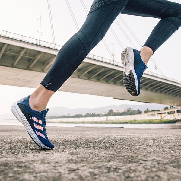 Mulher correndo com peças da Adidas