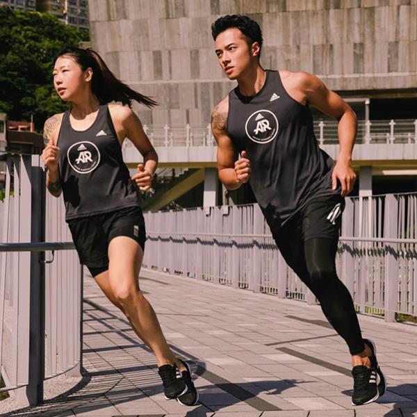 Mulher e homem correndo com peças da Adidas