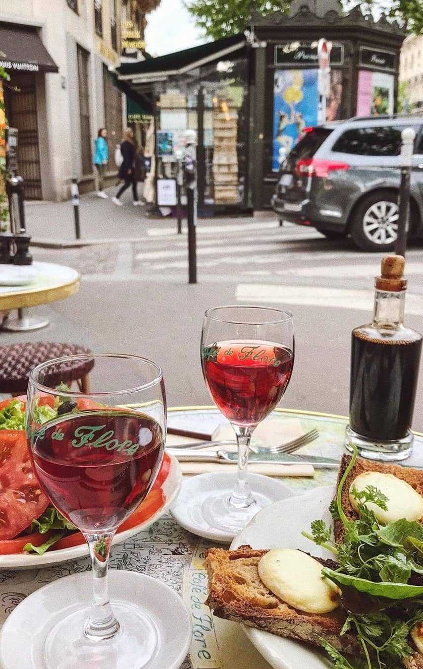 mesa de restaurante e rua ao fundo