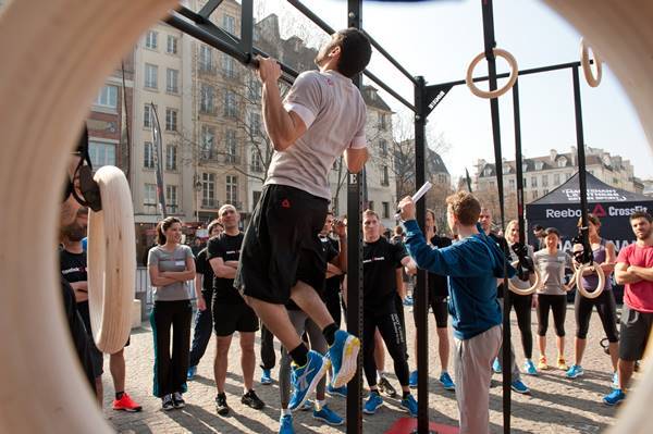 Pessoas praticando crossfit em evento da Reebok