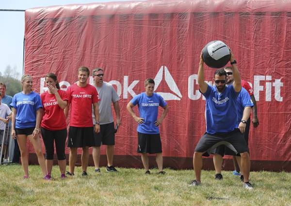 Pessoas praticando crossfit em evento da Reebok