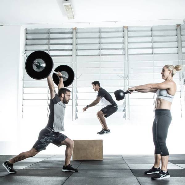 Pessoas praticando crossfit com peças da Reebok