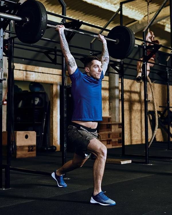 Homem praticando crossfit com peças da Reebok