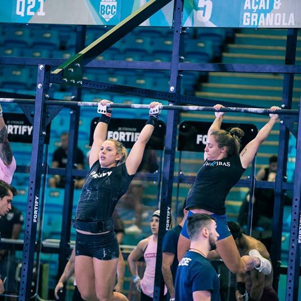 Pessoas praticando crossfit com peças da Reebok