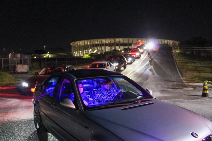 Fila de carros para evento da Eurobike