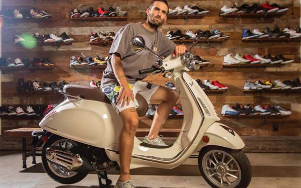 Sean Wotherspoon e a marca italiana Vespa