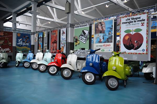 Modelos da Vespa no aniversário de 70 anos da marca