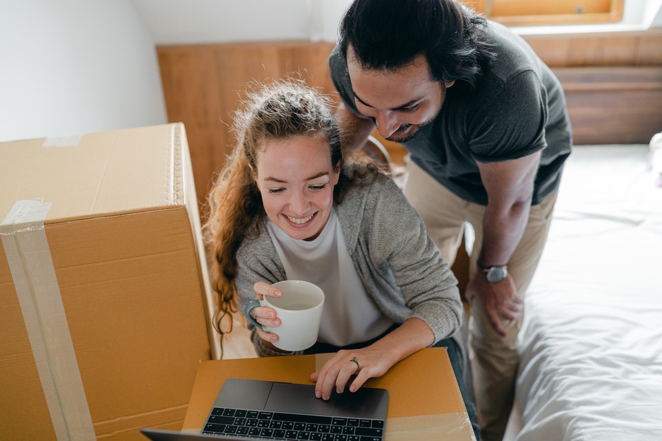 homem e mulher olhando para o laptop