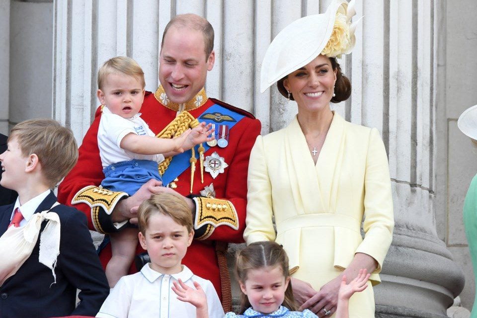 Príncipe William ao lado da mulher, Kate Middleton, e os três filhos, Louis, George e Charlotte