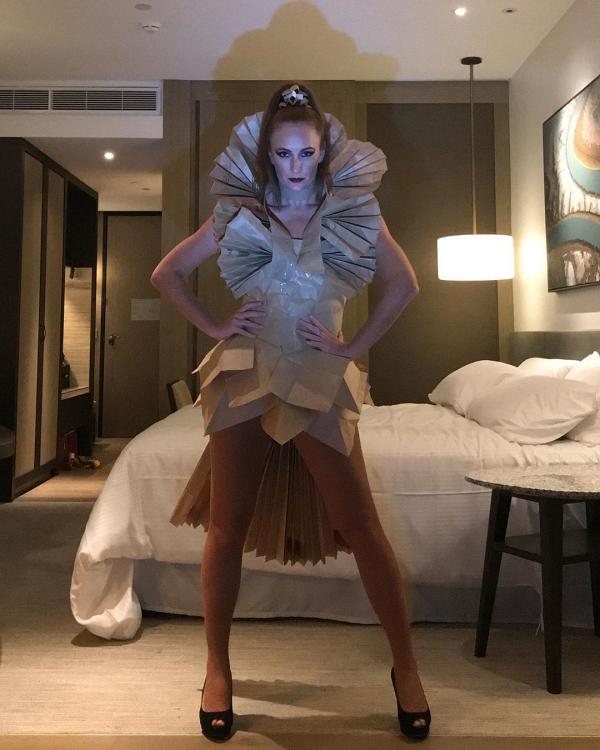 Ashleigh Perrie em roupas de papel