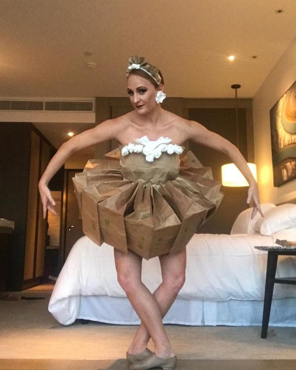 Ashleigh Perrie em roupas de papel