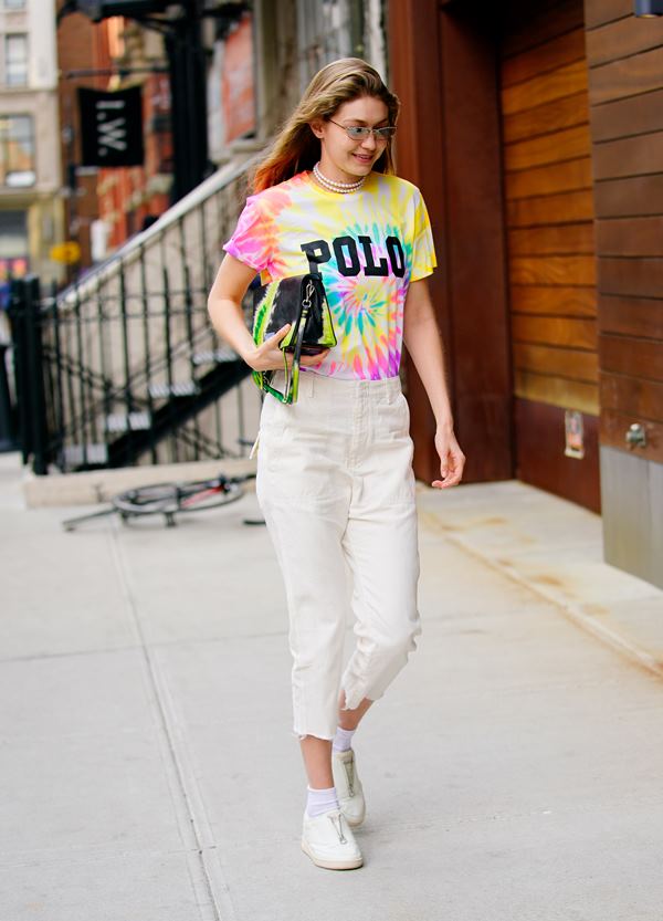 Gigi Hadid com t-shirt tie-dye