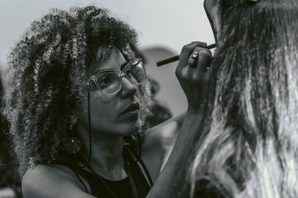 Maquiadora negra trabalha no backstage do Brasília Trends