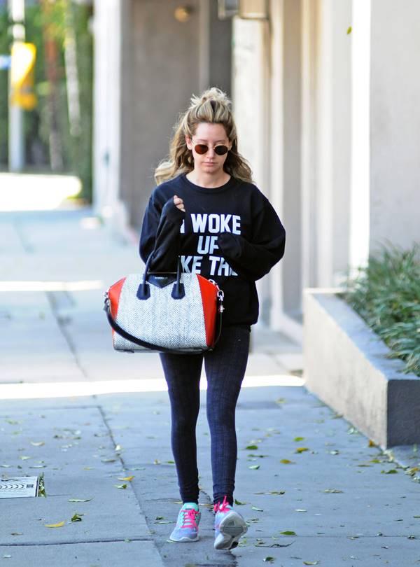 Ashley Tisdale com bolsa da Givenchy 