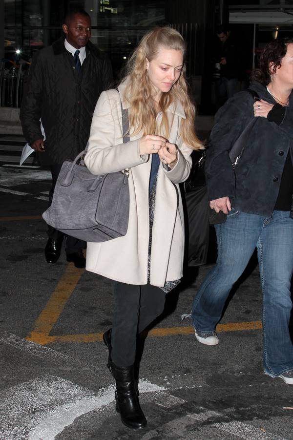 Amanda Seyfried com bolsa da Givenchy 