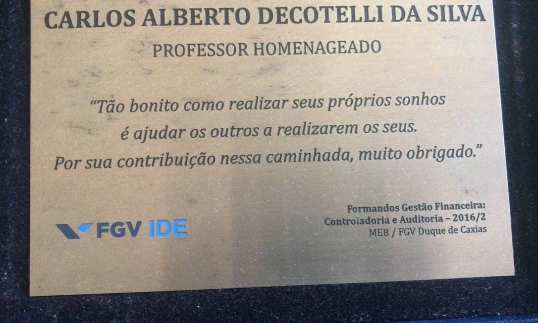 Placa da FGV em homenagem a Carlos Decotelli