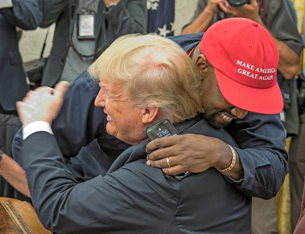 Kanye West abraça Donald Trump