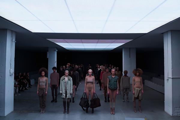 Na imagem com cor, desfile da colaboração entre Adidas e Kanye West