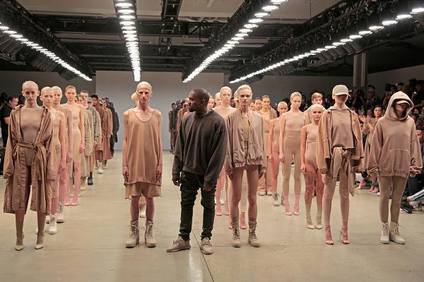 Na imagem com cor, desfile da Yeezy de Kanye West