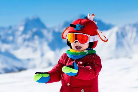 Criança brinca na neve, Bariloche, Argentina