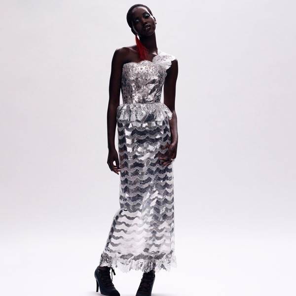 Adut Akech usando look da Chanel de outono/inverno 2020/21 haute couture