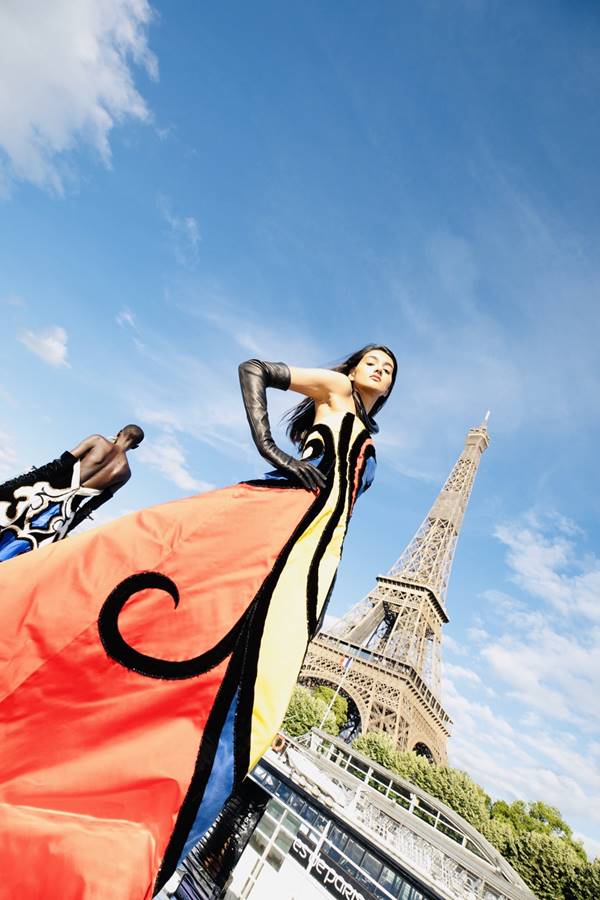 Modelo posando com peças da Balmain com a torre Eiffel ao fundo