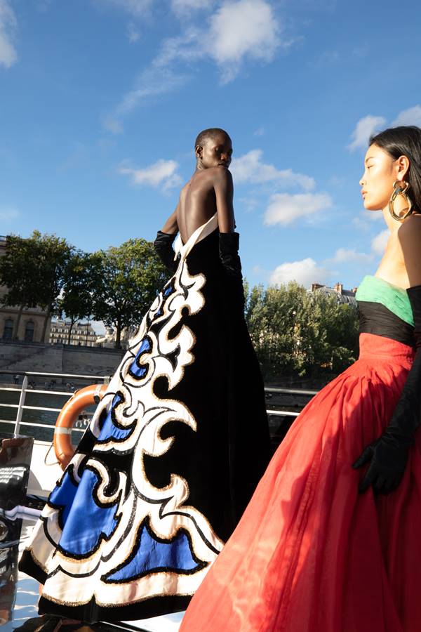 Modelos posando com peças da Balmain em desfile no rio Sena